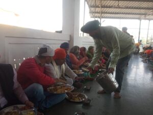 लंगर प्रशाद लेते श्रदालु