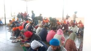 लंगर प्रशाद लेते श्रदालु