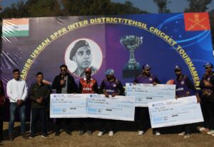 मैच के दौरान बेहतर प्रदर्शन करने वाले खिलाड़ियों को सम्मानित करते आयोजककर्ता