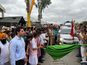 जम्मू कश्मीर प्रवेश द्वार लखनपुर में यात्रा से पहले यात्रा को हरि झंडी देते जिला आयुक्त, कठुआ विधायक डॉ भारत भूषण व अन्य गणमान्य लोग