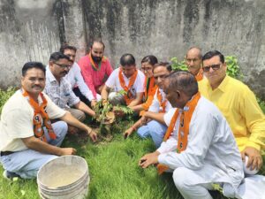 एक पेड़ माँ के नाम लगाते हुए भाजपा कार्यकर्ता व विधायक डॉ भारत भूषण