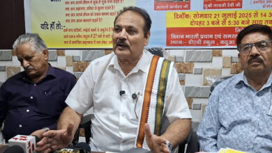 पत्रकार वार्ता के दौरान जानकारी देते आर्य समाज मंदिर के सदस्य