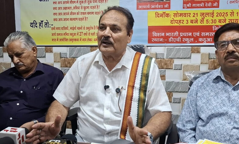 पत्रकार वार्ता के दौरान जानकारी देते आर्य समाज मंदिर के सदस्य