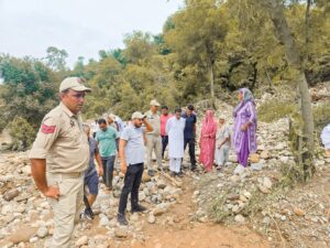 जसरोटा क्षेत्र में पहुंचकर लोगों का हाल जानते विधायक राजीव जसरोटिया