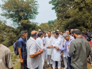 जसरोटा क्षेत्र में पहुंचकर लोगों का हाल जानते विधायक राजीव जसरोटिया