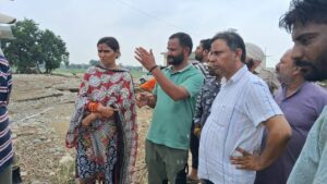 शेरपुर में पहुंचकर विधायक डॉ भारत भूषण प्रभावित क्षेत्र का जायजा लेते 