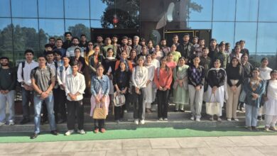 कार्यक्रम के दौरान कठुआ कैंपस में तस्वीर खिंचवाते छात्र व शिक्षक