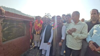 डिंगा अम्ब में विकास परियोजना का उद्घाटन करते विधायक राजीव जसरोटिया