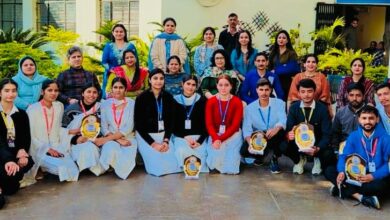 पुरस्कार जीतने वाले छात्रों के साथ प्रधानाचार्य व कालेज शिक्षक