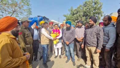 विकास कार्यों का उद्घाटन करने से पहले जसरोटा विधायक राजीव जसरोटिया का स्वागत करते स्थानीय लोग