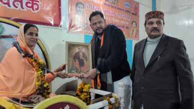 मुख्य अतिथि के तौर पर पहुंचे गोपाल महाजन को स्मृति चिन्ह बेड करती कथा वाचक