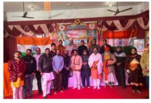 सम्मेलन के दौरान सभी सदस्य एक होकर तस्वीर खिंचवाते