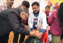 डीसी कठुआ की ओर से नन्हे बच्चे को पोलियो की दो बुँदे पिलाते