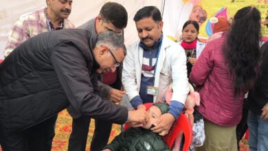 डीसी कठुआ की ओर से नन्हे बच्चे को पोलियो की दो बुँदे पिलाते