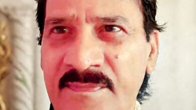 मूर्तिकार गणेश शर्मा को मिली उपाधी की एक प्रति