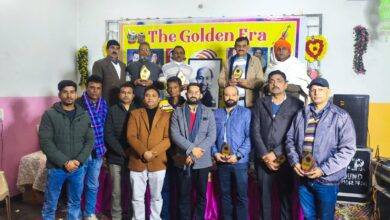 सुर संगम म्यूजिकल सोसायटी द्वारा कार्यक्रम संपन्न होने के बाद पंजाब से आए मेहमानों के साथ व स्थानीय कलाकार फोटो खिंचवाते