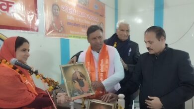 कथा के दौरान अतिथि के तौर पर पहुंचे कठुआ विधायक डॉ भारत भूषण को कथावाचक तस्वीर भेट करते हुए