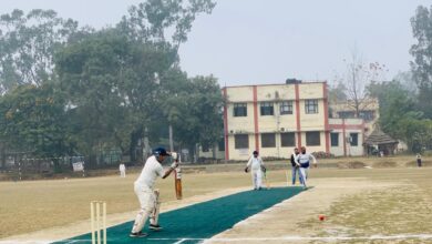 कठुआ में चल रहे एडमिन कप के दौरान खिलाड़ी बाल को शार्ट लगता हुआ