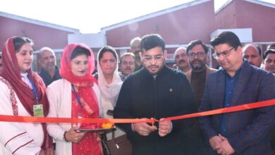 डीसी राजौरी कार्यक्रम का उद्घाटन करते हुए