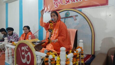 पूजनीय गायत्री देवी जी आर्य समाज मंदिर में कथा के दौरान