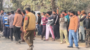 घटनास्थल पर एकत्रित लोग 