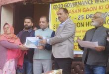 स्वामित्व प्रॉपर्टी कार्ड और विभिन्न पेंशन योजनाओं के स्वीकृति पत्र भी वितरित करते विधायक एडवोकेट विजय शर्मा व एसडीए फूलैल सिंह