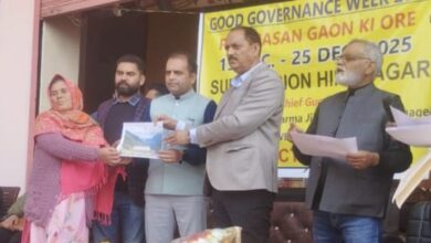 स्वामित्व प्रॉपर्टी कार्ड और विभिन्न पेंशन योजनाओं के स्वीकृति पत्र भी वितरित करते विधायक एडवोकेट विजय शर्मा व एसडीए फूलैल सिंह