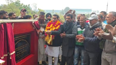 विकास कार्यों का उद्घाटन करते हुए जसरोटा विधायक राजीव जसरोटिया