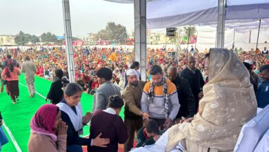 समागम के दौरान आशीर्वाद प्राप्त करती हुई महिलाएं