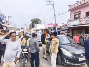 प्रदर्शन के दौरान मुख रोड पर लगा हुआ जाम 