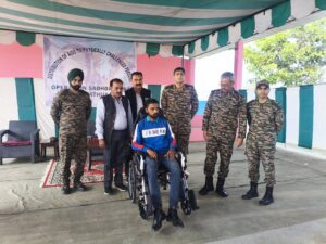 जरूरतमंदों को व्हीलचेयर देते भारतीय सेना पंजाब 23 बटालियन के अधिकारी