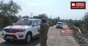 कार्यवाही से पहले जिला प्रशासन के बड़े अधिकारी कार्यवाही स्थल पर पहुंचते हुए